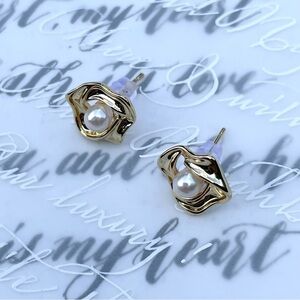 Elegant Gold and Pearl‎ Earrings